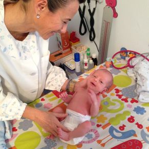 Beatriz Bielsa Rodrigo Pediatra doctora con un bebe
